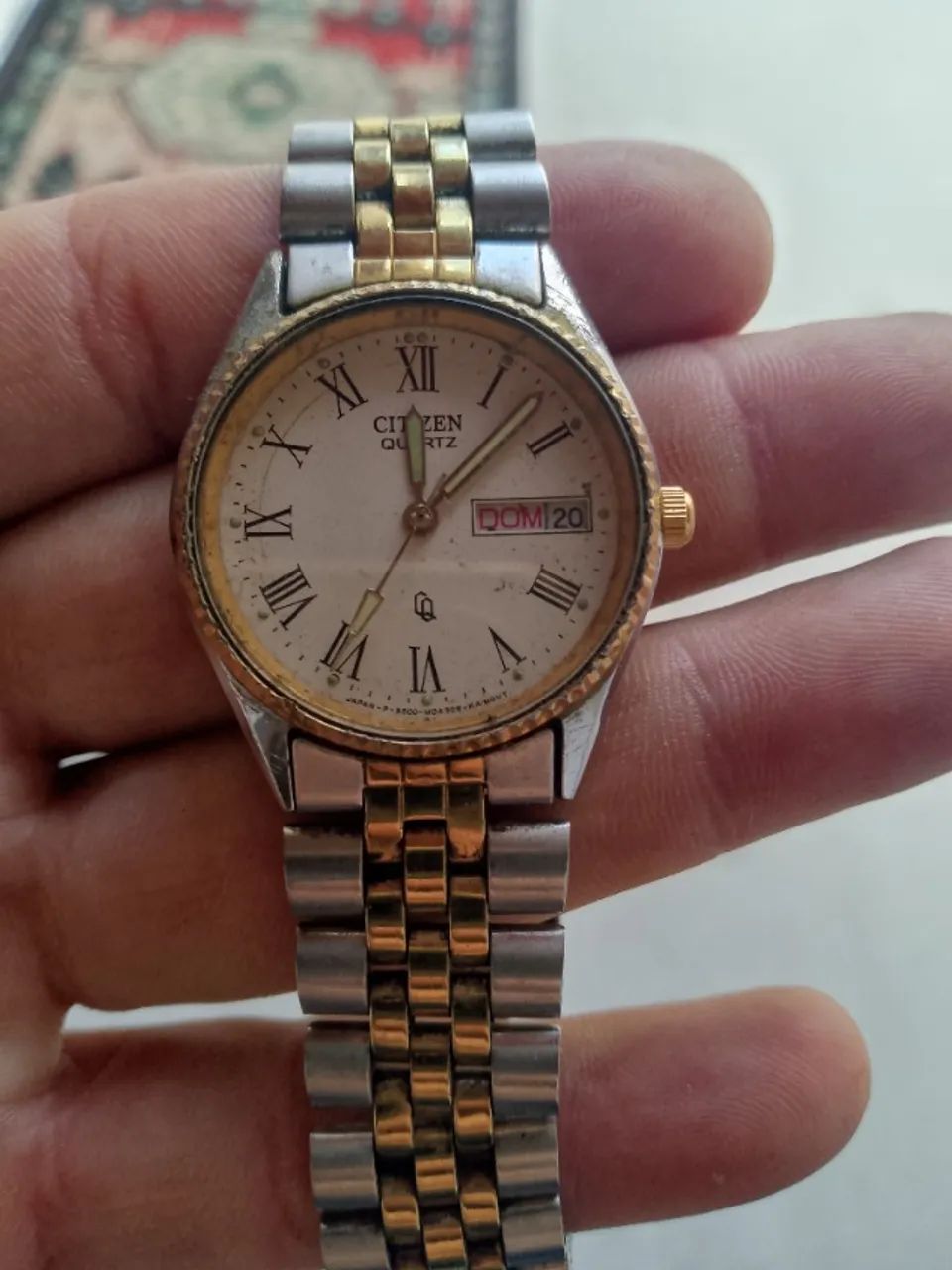 Relógio citizen quartz bicolor com números romanos.   - Foto 3