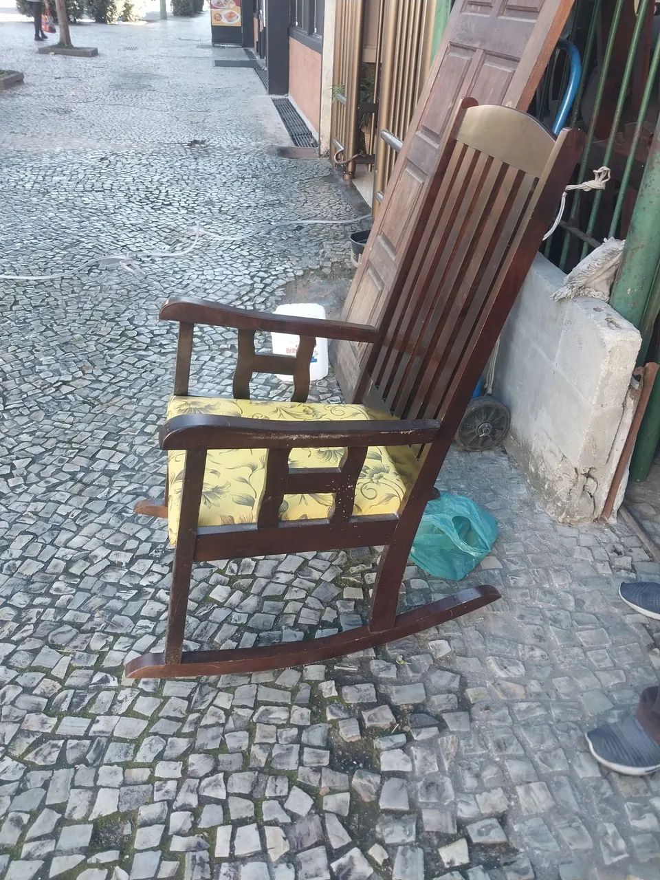 CADEIRA DE BALANÇO EM MADEIRA  - Foto 2
