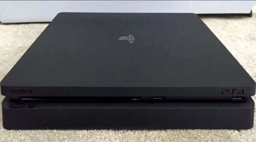 Ps4 slim semi novo com pequeno defeito 