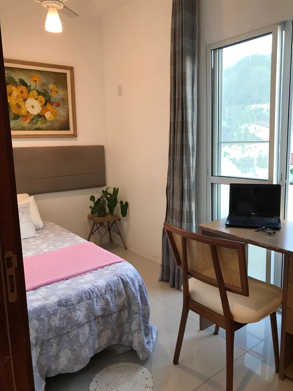 Alugo quarto em república feminina