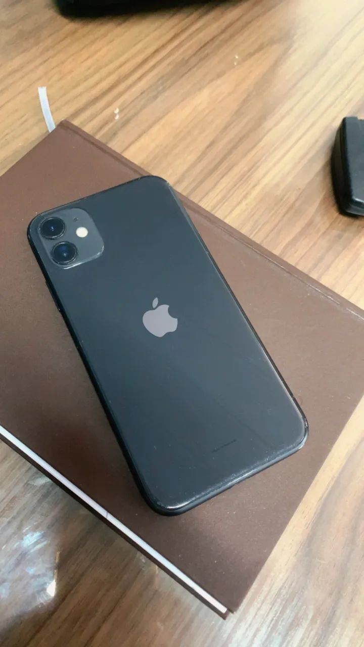 Venda de um iPhone 11 normal semi novo
