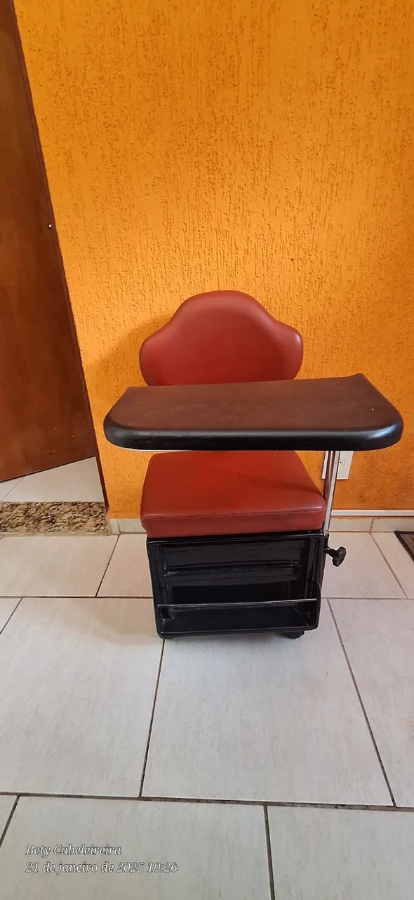 Cadeira de manicure com mesa auxiliar 