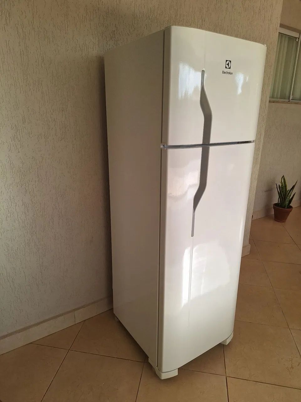 Vende- se Geladeira 260 litros Eletrolux/frost free - Foto 2