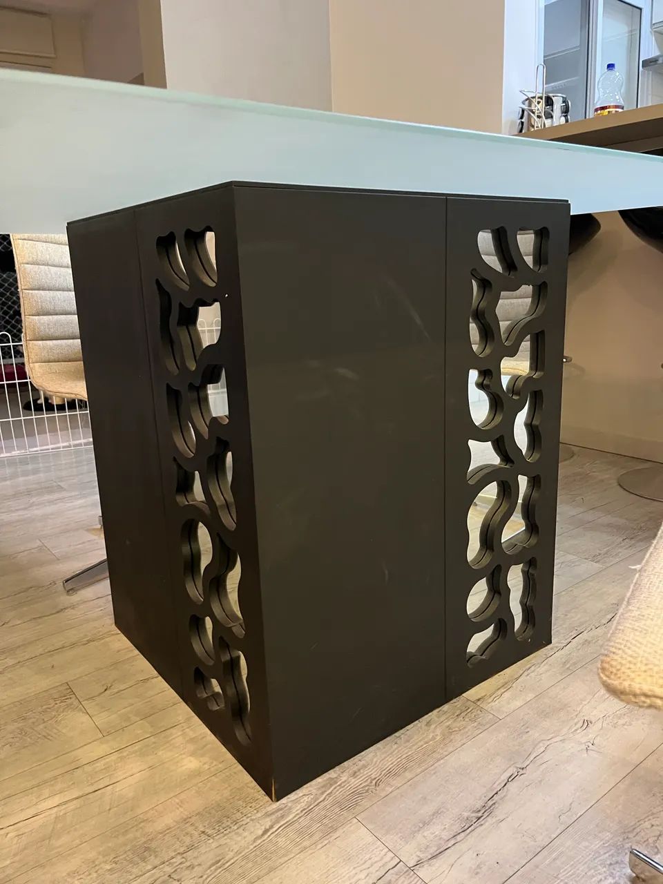 Mesa de jantar com tampo de vidro leitoso e pé espelhado - Foto 2