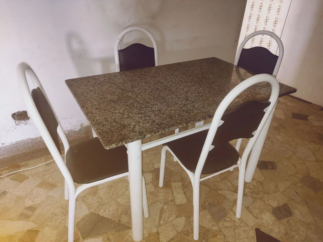 Mesa de granito com 4 cadeiras  - Foto 3
