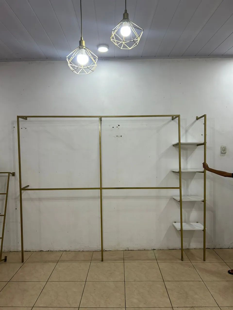 Arara de roupa e manequins 