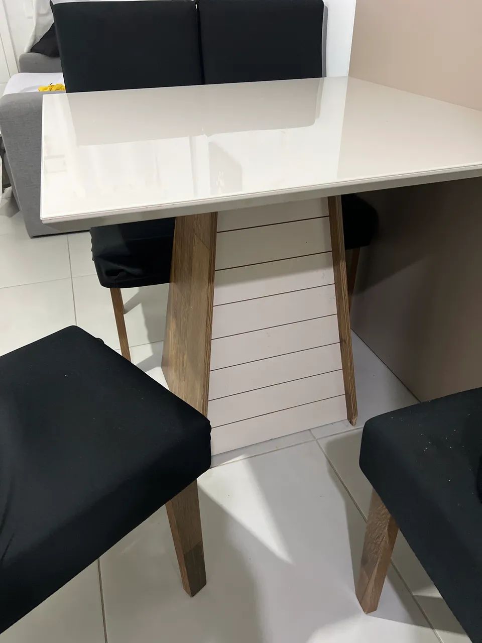 Mesa 90x90 com 4 cadeiras  - Foto 2