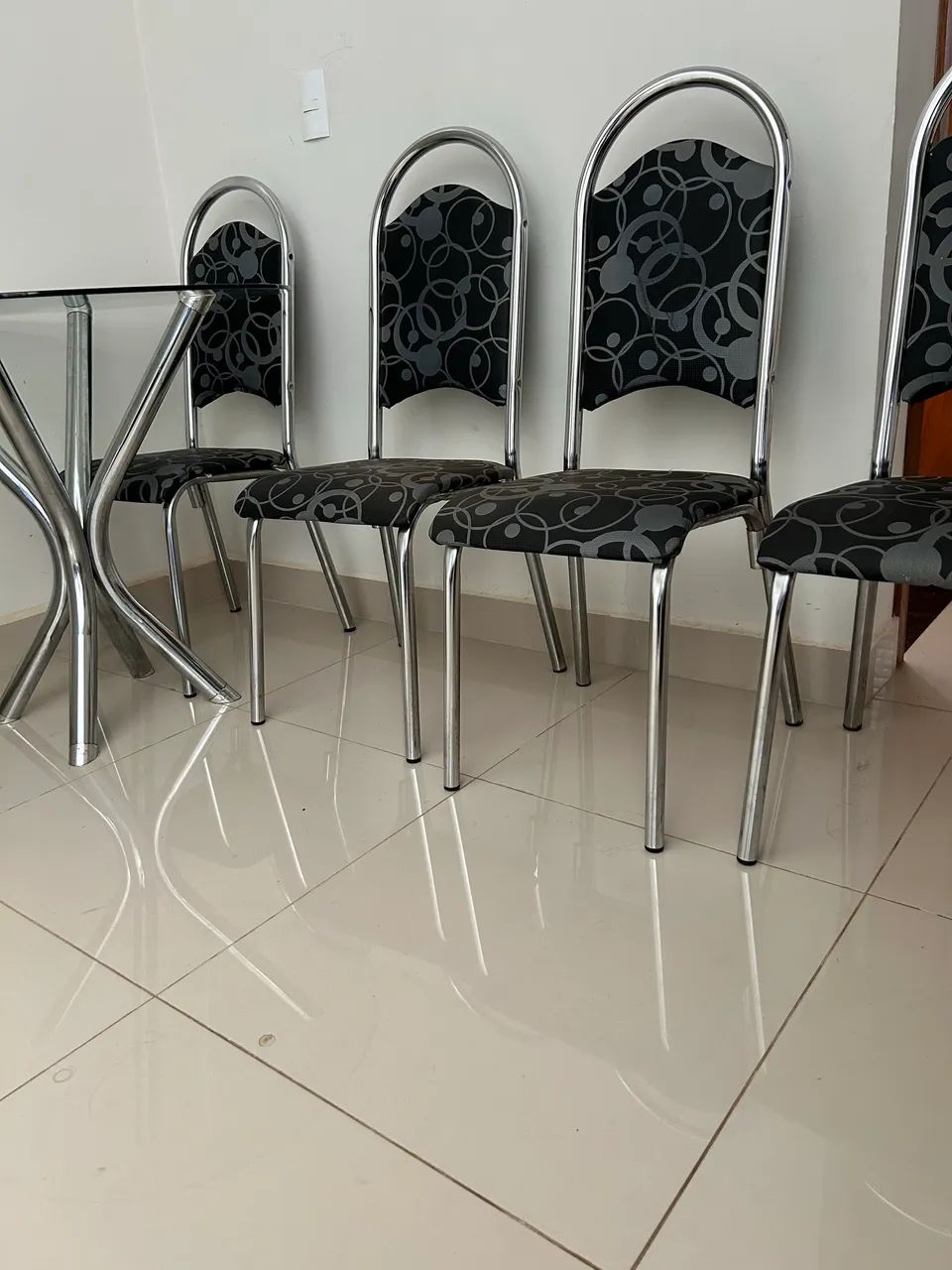 Mesa de vidro com 4 cadeiras  - Foto 5
