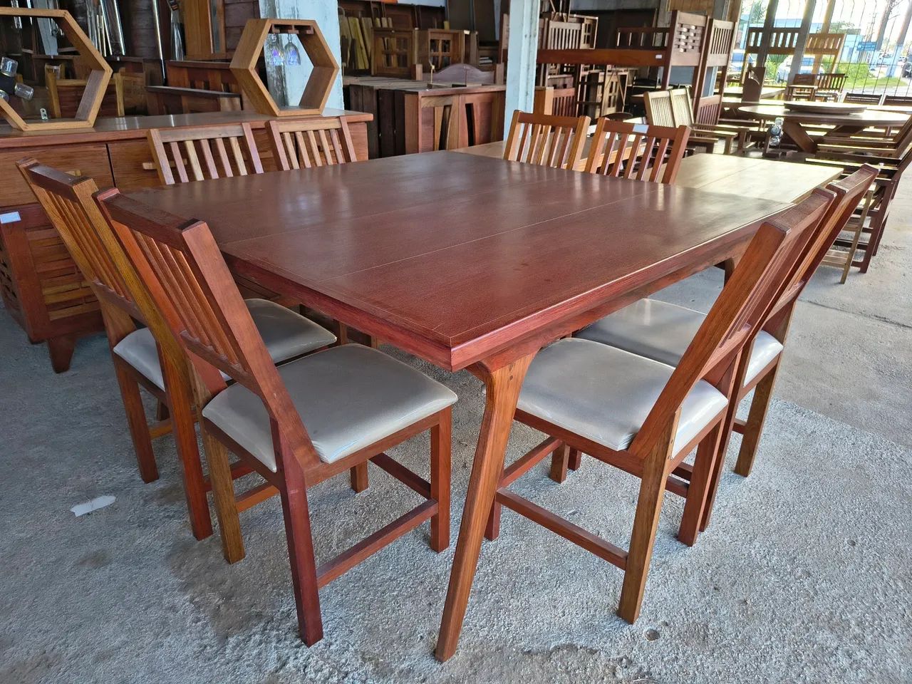 Conjunto de mesa 8 lugares em madeira jatobá 
