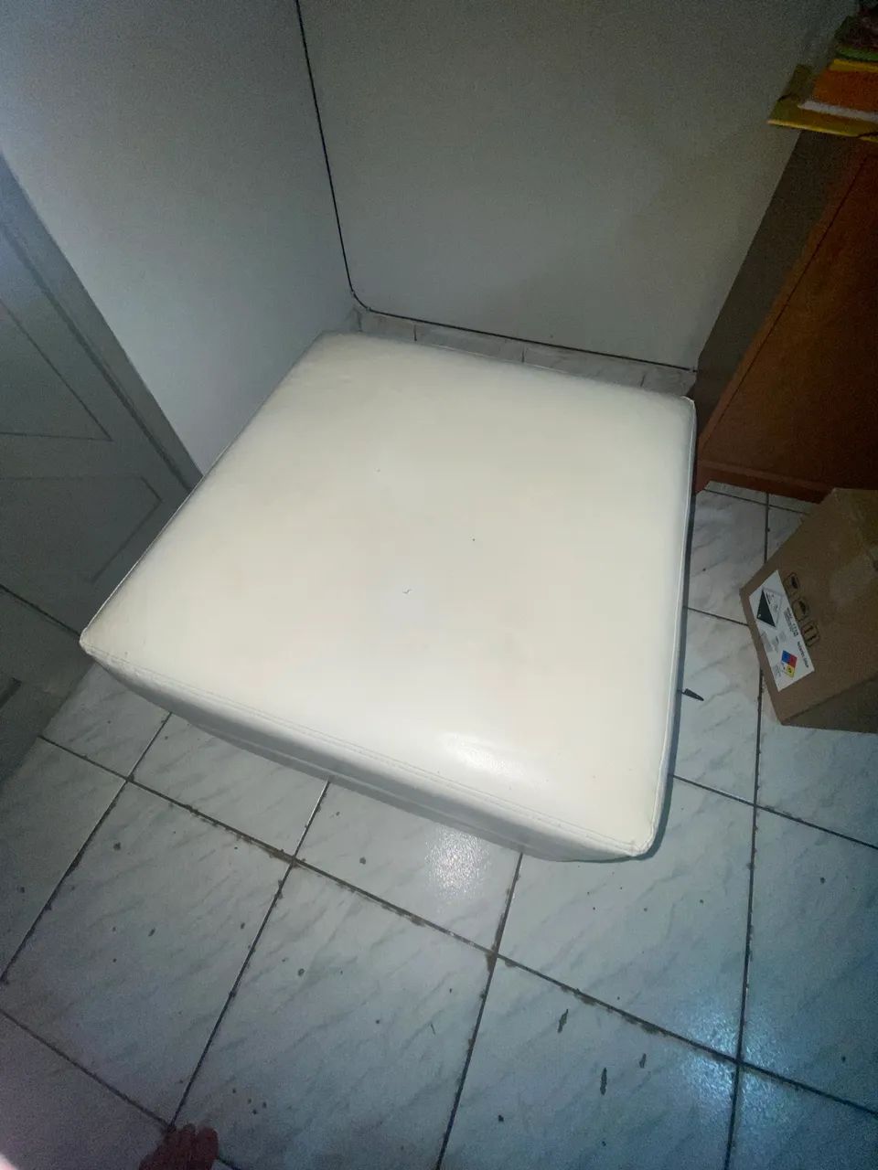 Puff branco largo 
