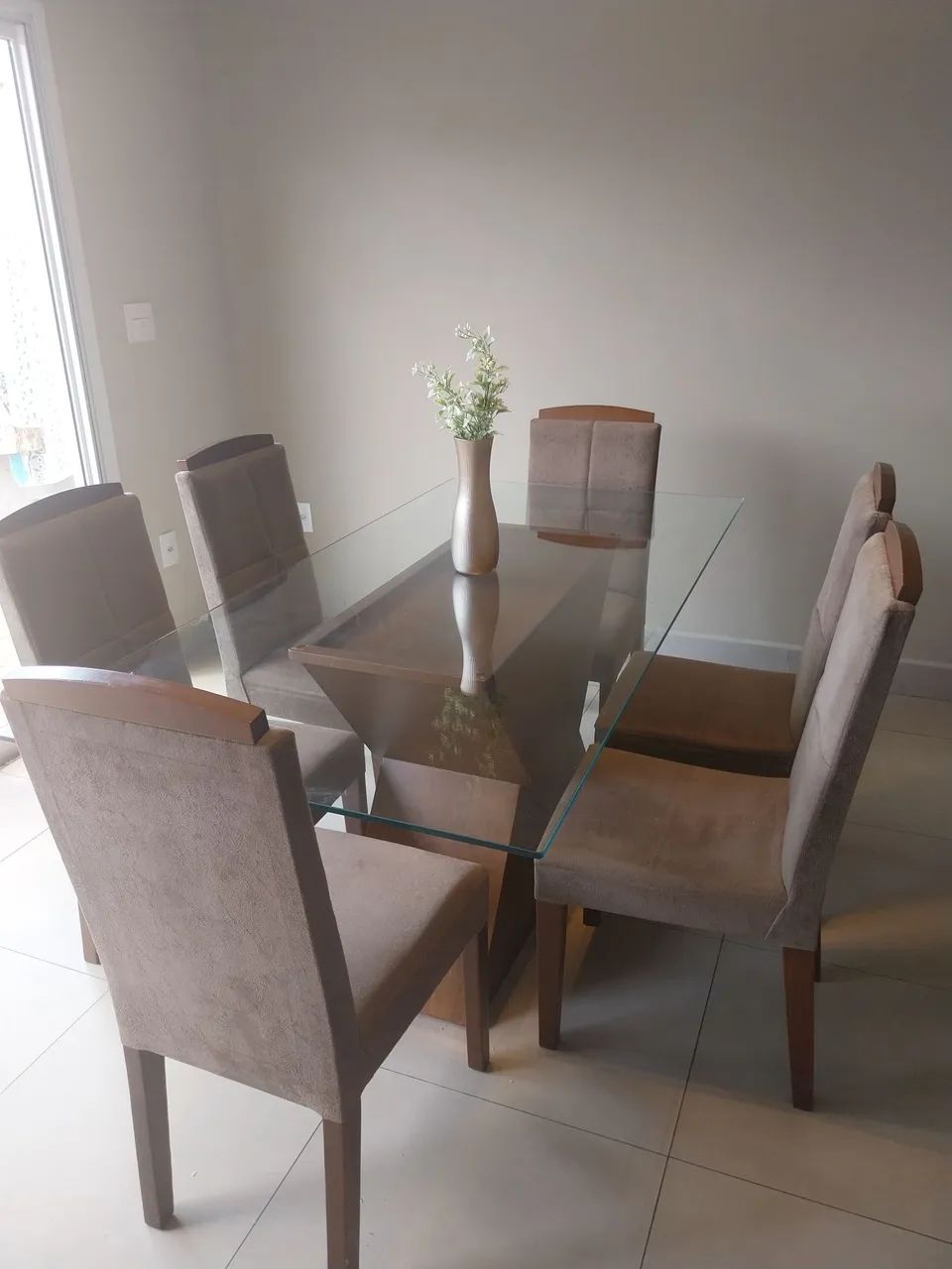 Mesa de jantar com 6 cadeiras.
