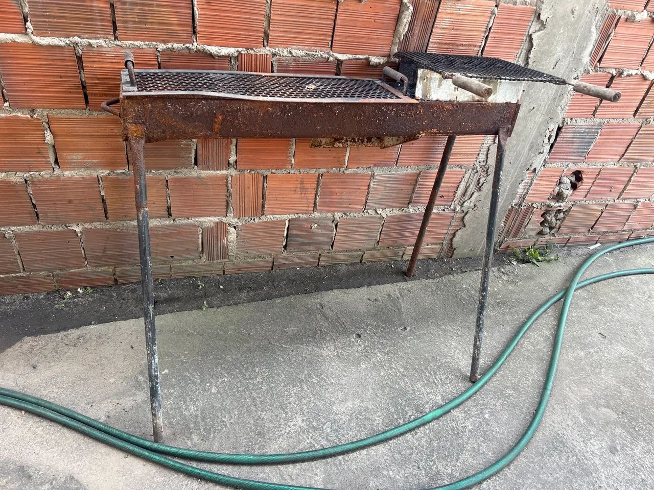 Vendo essa churrasqueira de ferro top - Foto 2