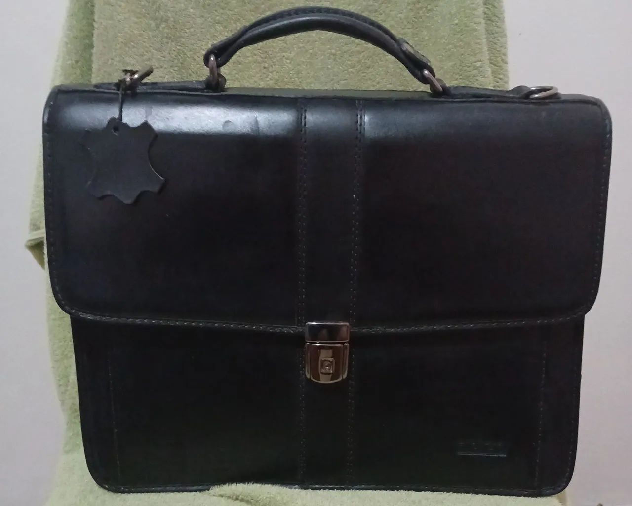 Bolsa executiva em couro, com três divisões.