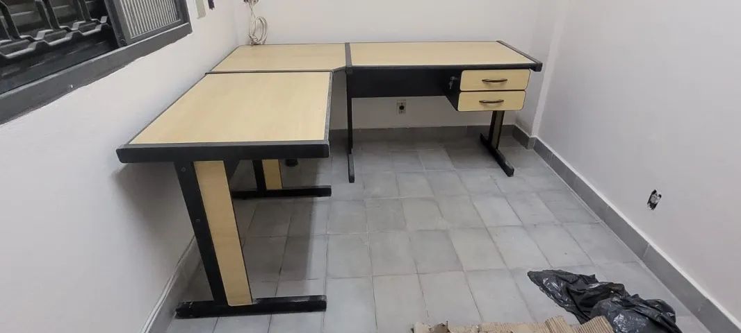 Mesa de Escritório em L Ampla com Gaveteiro e Chave - Excelente Estado!