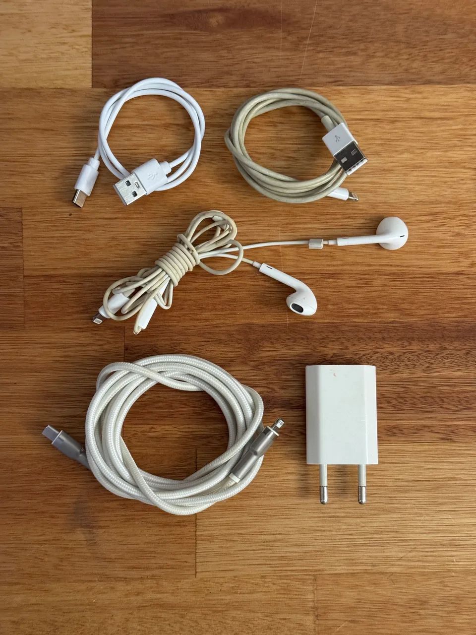 Cabo, fone de ouvido, carregador (Apple iPhone)