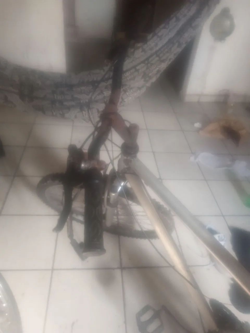 A bicicleta semi nova da andar nela tá botando os pneu - Foto 4