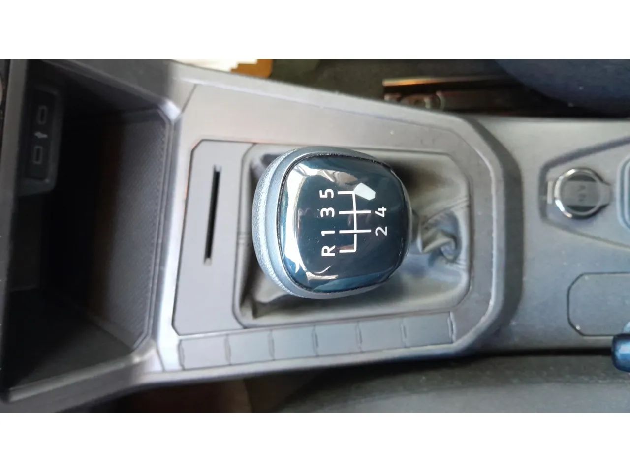 Volkswagen Polo Track 1.0 Flex 12V 5p, foto 15 de 16