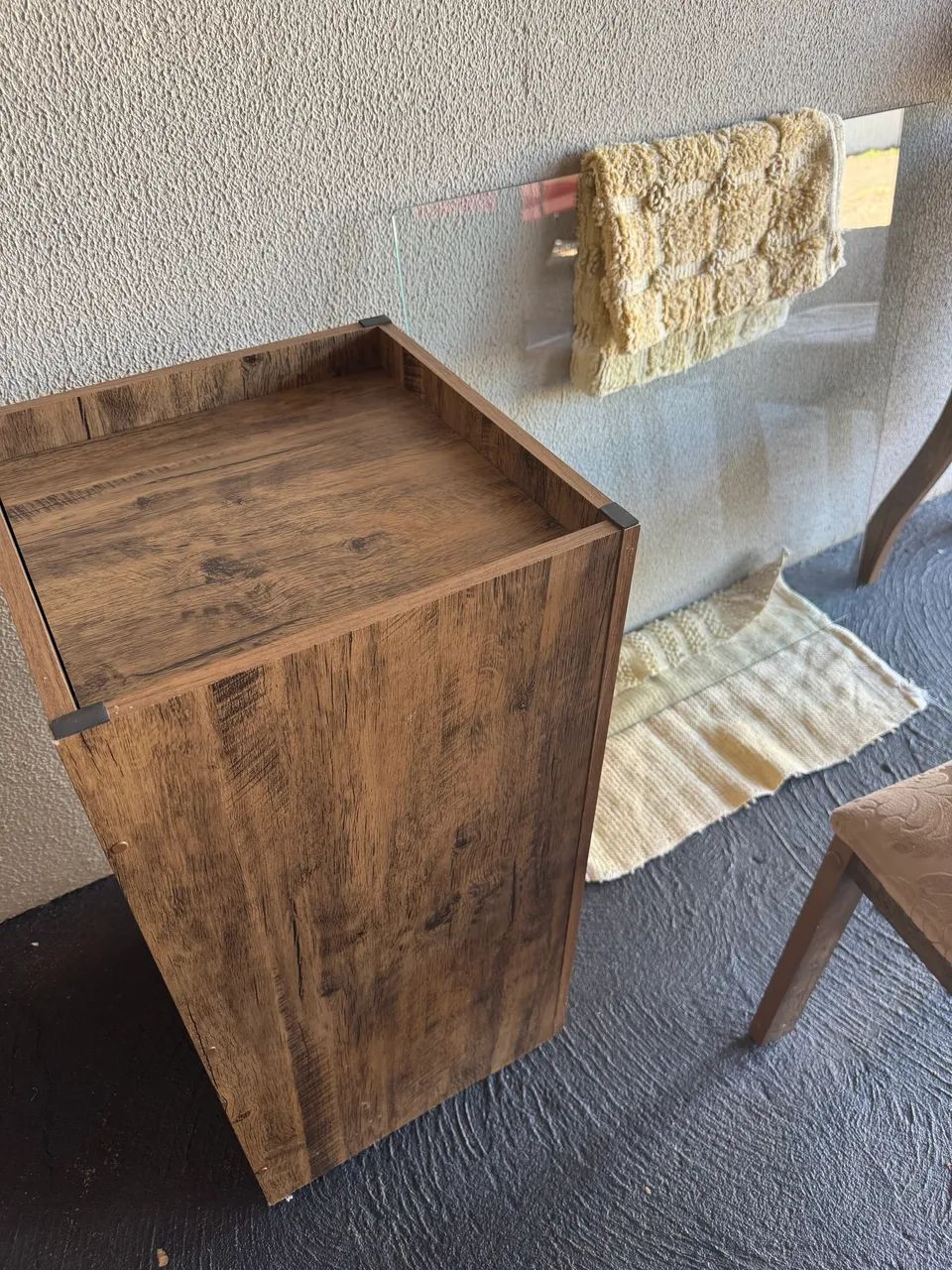 Mesa de madeira com tampo de vidro + 4 cadeiras estofadas - ótimo estado - Foto 2