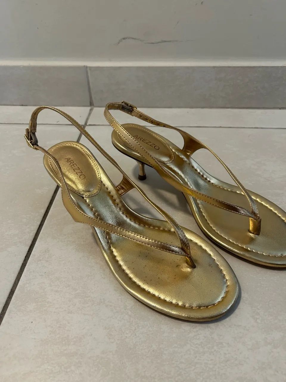 Sandalia dourada Arezzo 36 - Foto 4