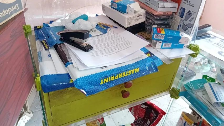 Vitrine em L com base e gaveta pra dinheiro