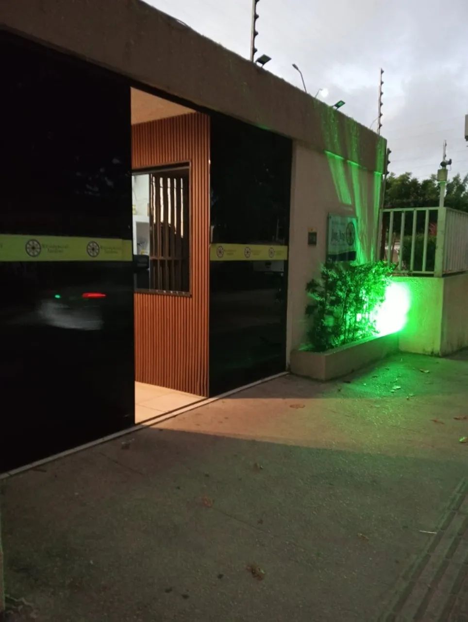 Alugo apartamento no Antares com 2/4 sendo 1 suíte