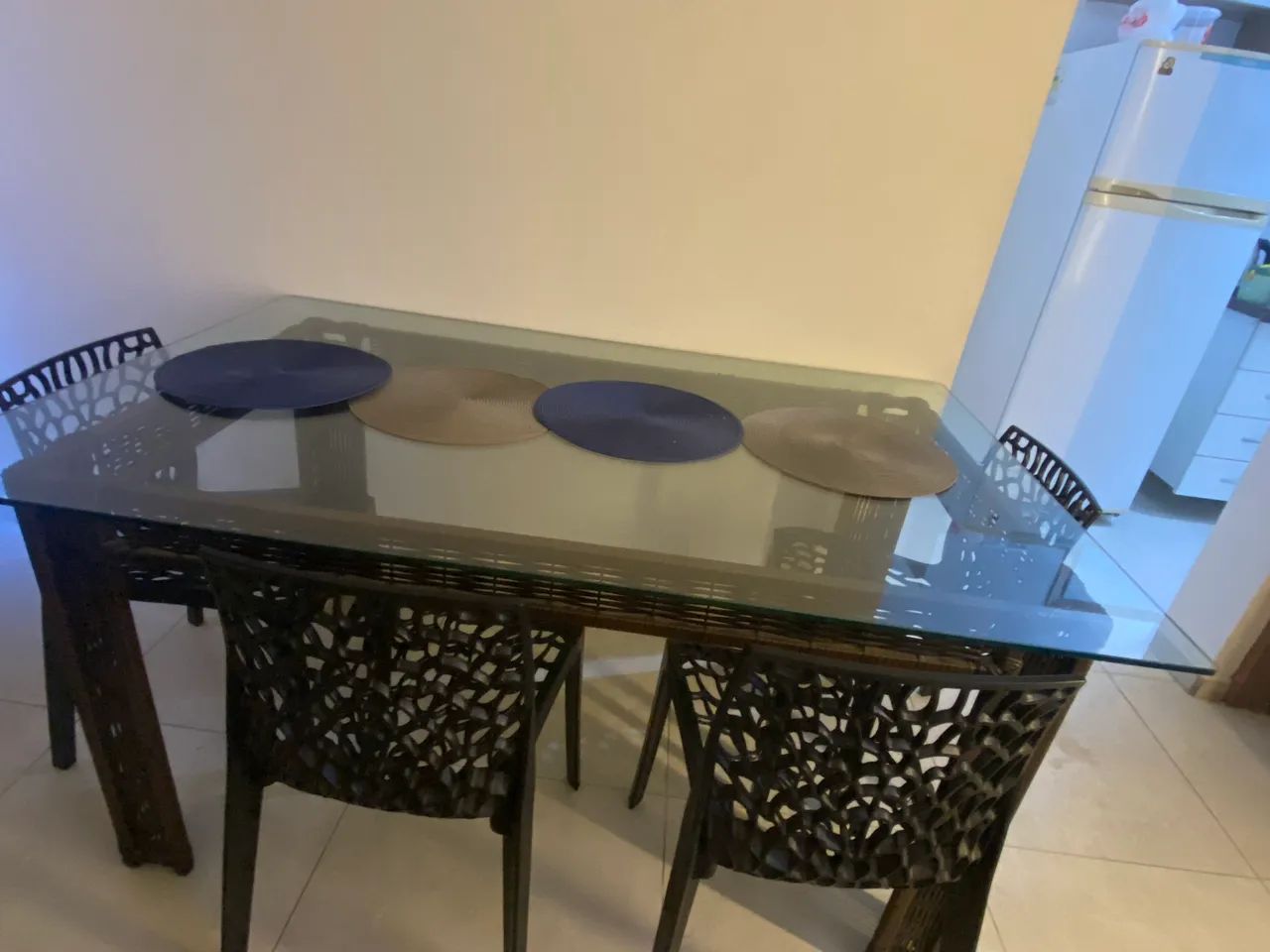 Vende-se mesa grande de vidro com 4 cadeiras  - Foto 3