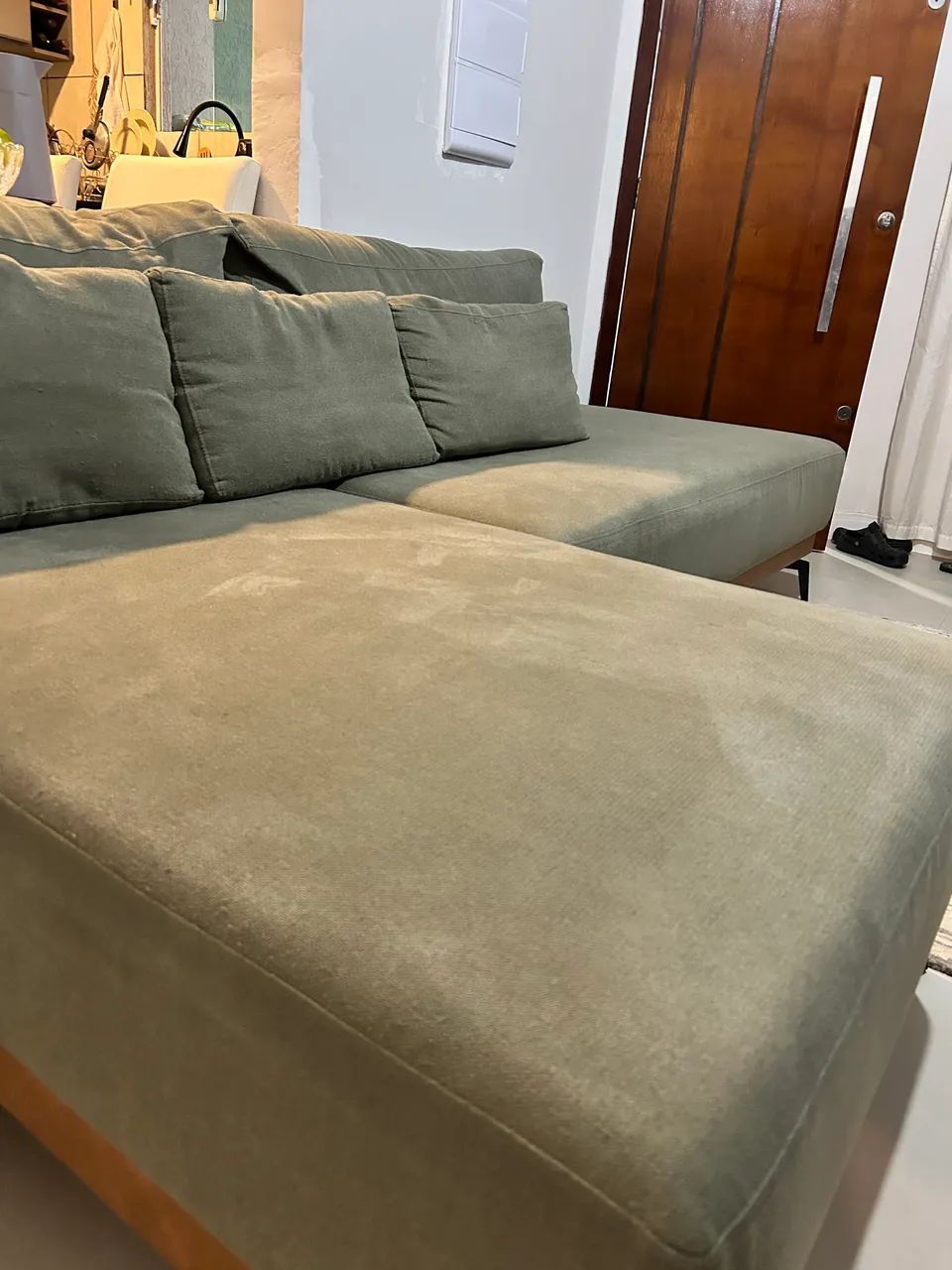 SOFA 2,50M em linho aveludado/ estrutura de madeir - Foto 3