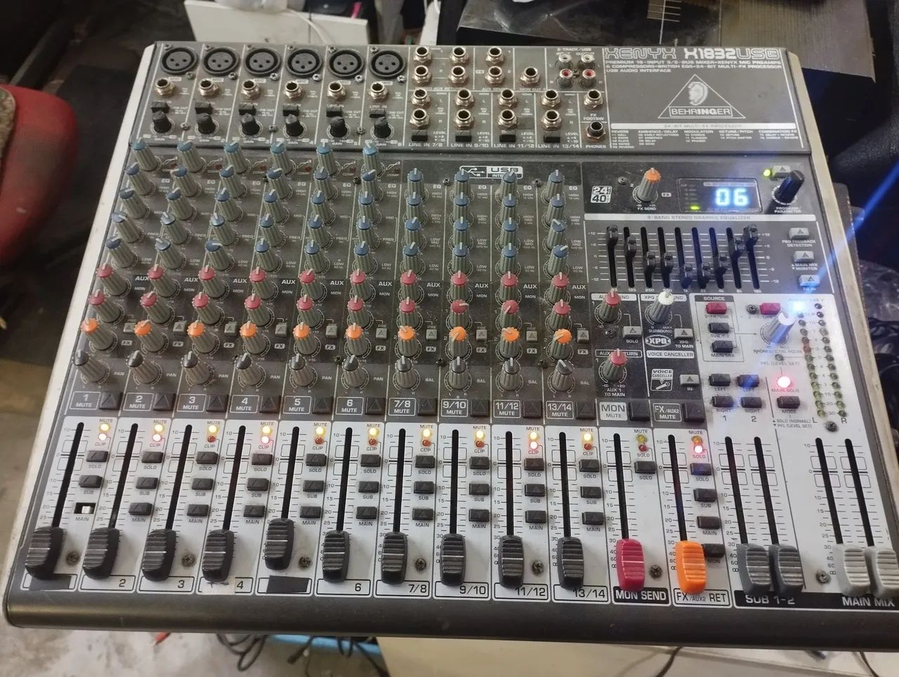 Mesa Behringer X1832usb reparo