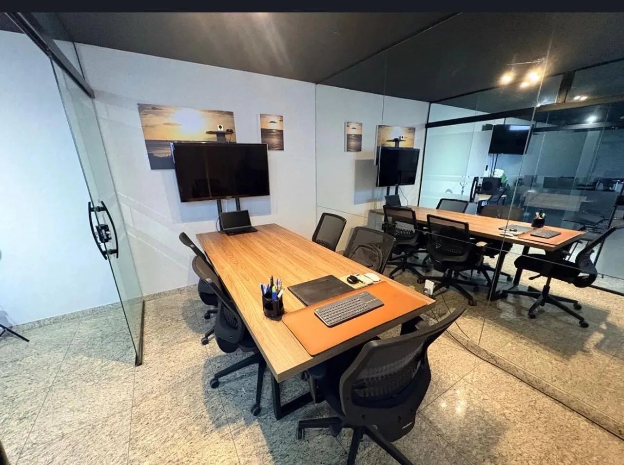 Sala comercial mobiliada e equipada com amplo espaço e divisórias em blindex   - Foto 3