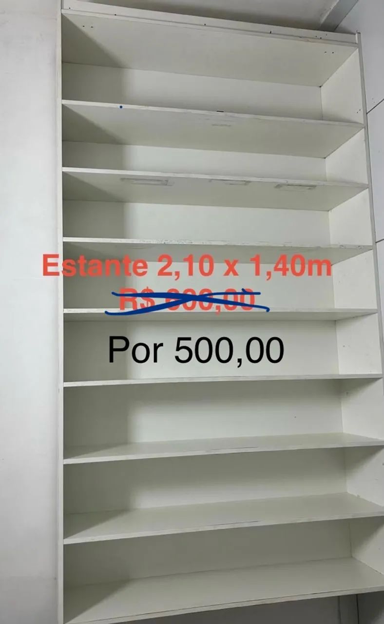 Vende-se estantes de madeira