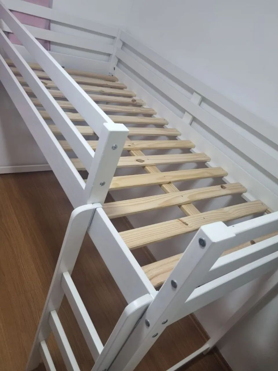 Cama Alta Infantil/Juvenil Casa Tema - Madeira, Grade e Escada - Muito Conservada - Foto 3