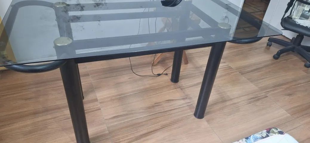 Vende-se mesa retangular de vidro com 4 cadeira floridas. - Foto 3