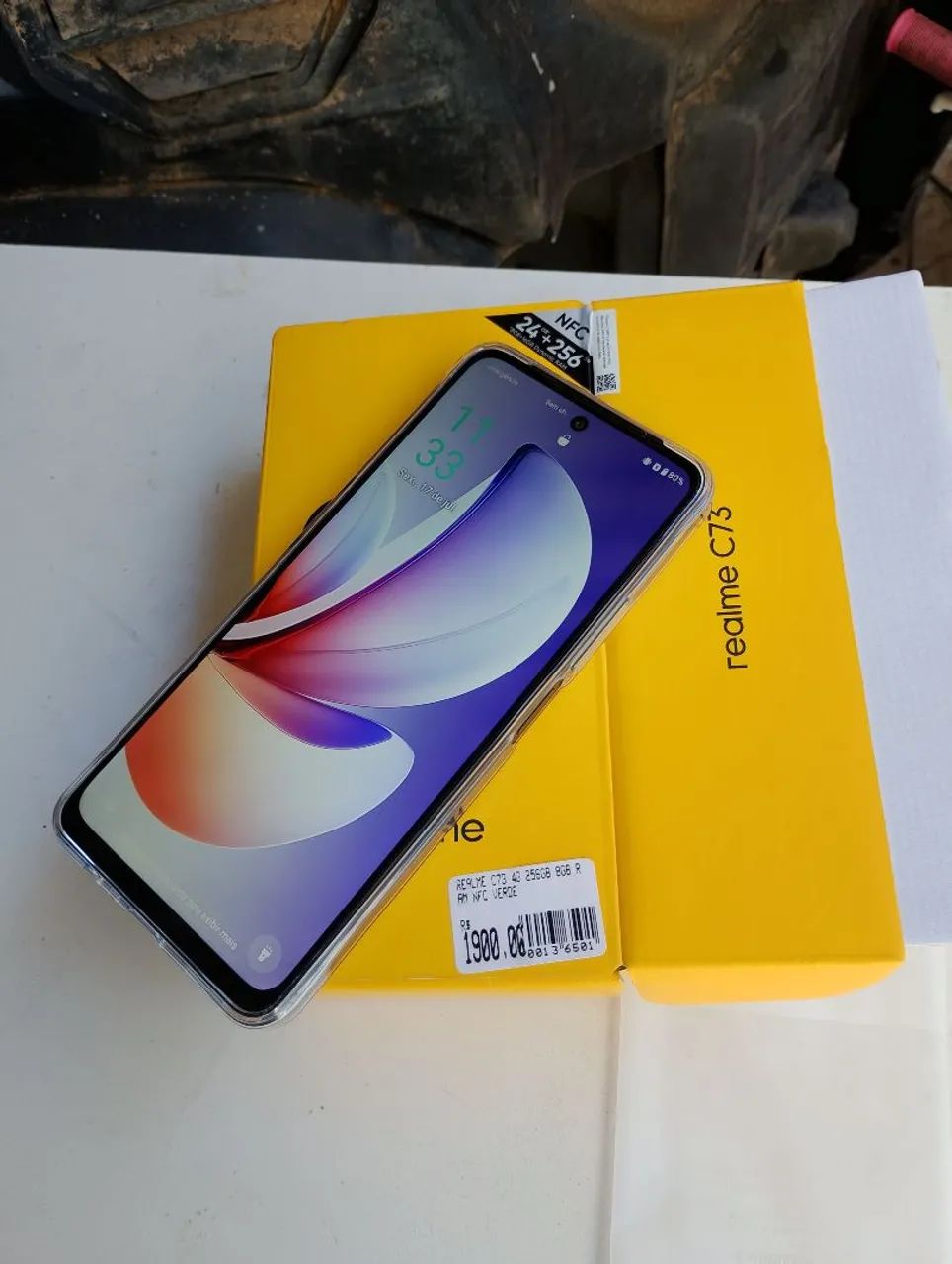 Celular novo na caixa.