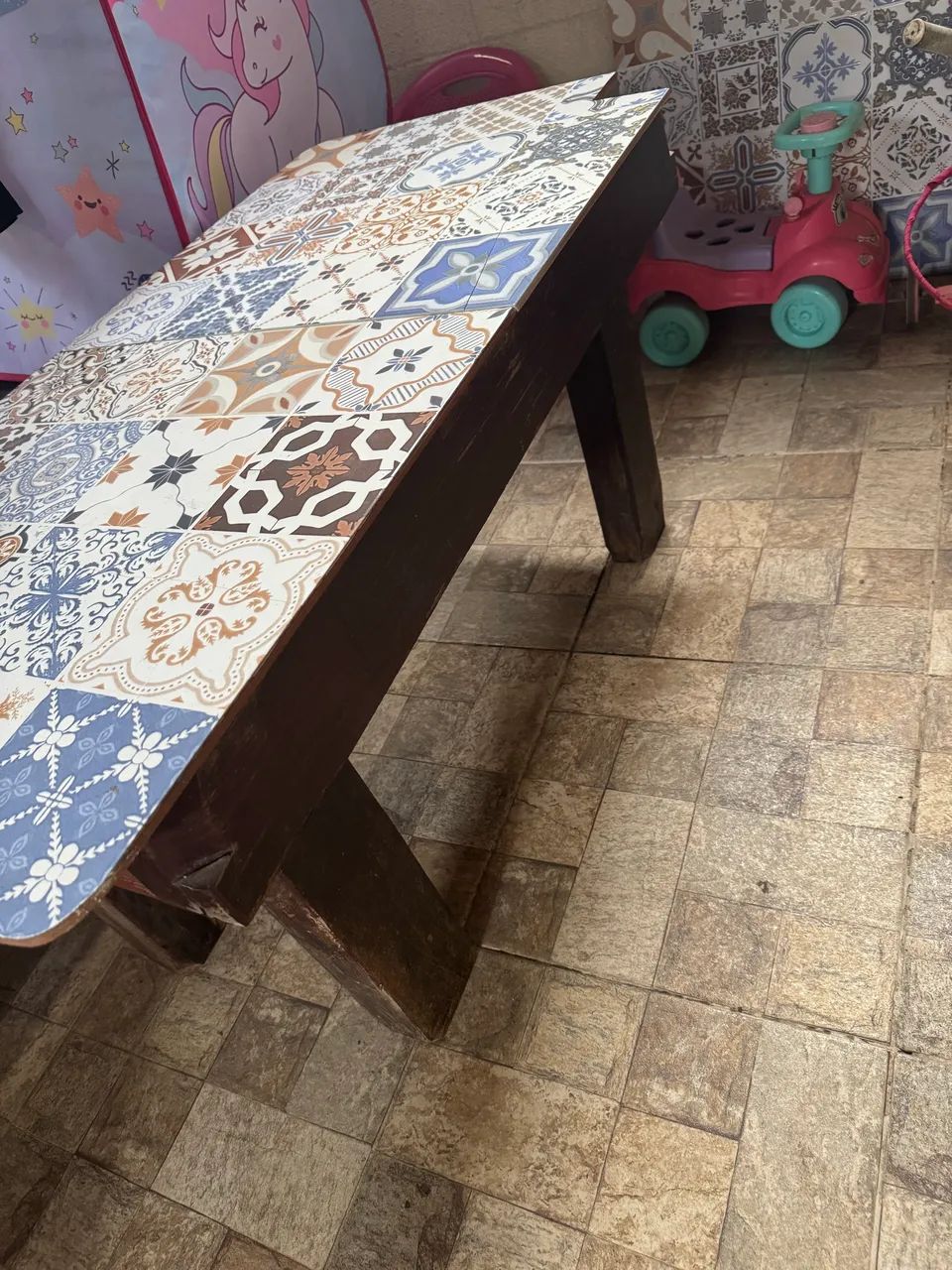 Vendo conjunto de mesa e bancos com estofado para área externa precisando de reparos - Foto 4