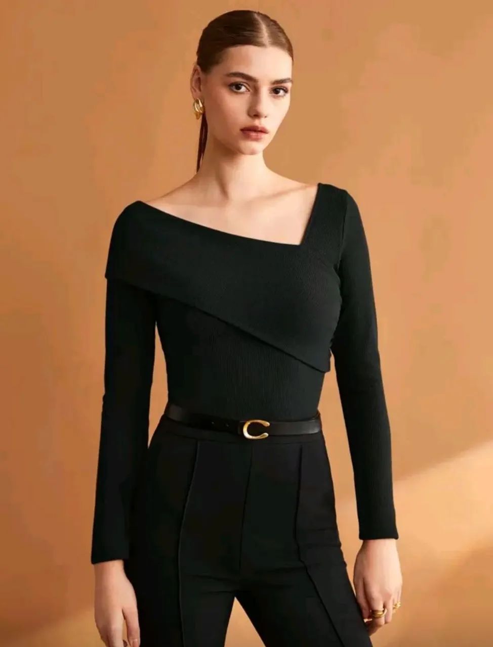 Blusa Feminina Assimétrica Manga Longa - Elegante e Moderna - Foto 3