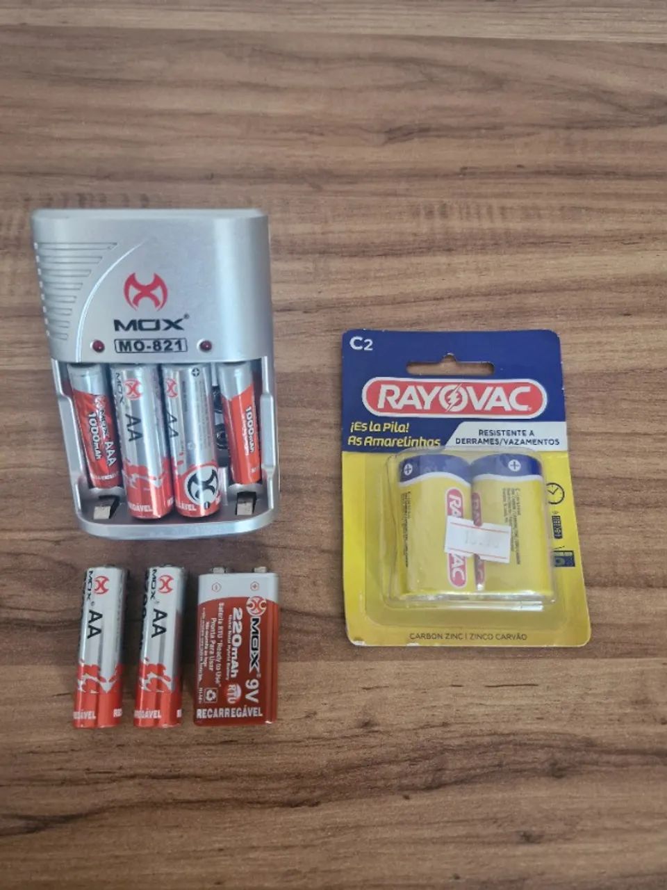 Carregador de Pilhas Mox com Pilhas e Baterias e Brindes