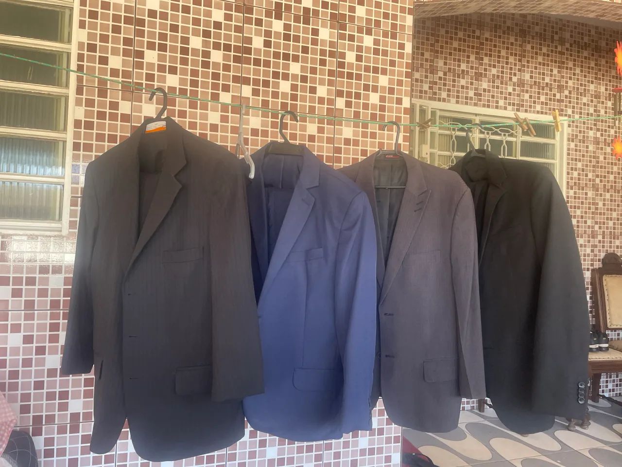 Vendo 4 ternos de ótima qualidade.