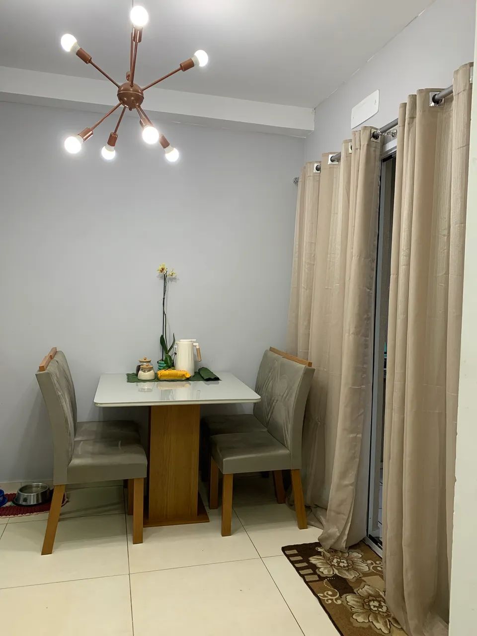 Mesa com 4 cadeiras - Madeira e Off-White  - Foto 3