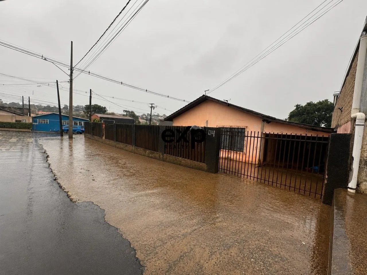 CASA EM TERRENO DE ESQUINA