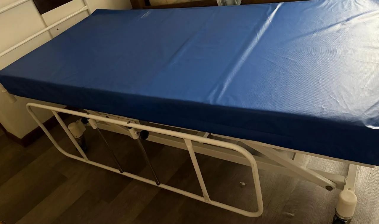 CAMA HOSPITALAR COM COLCHÃO IMPERMEÁVEL  - Foto 3