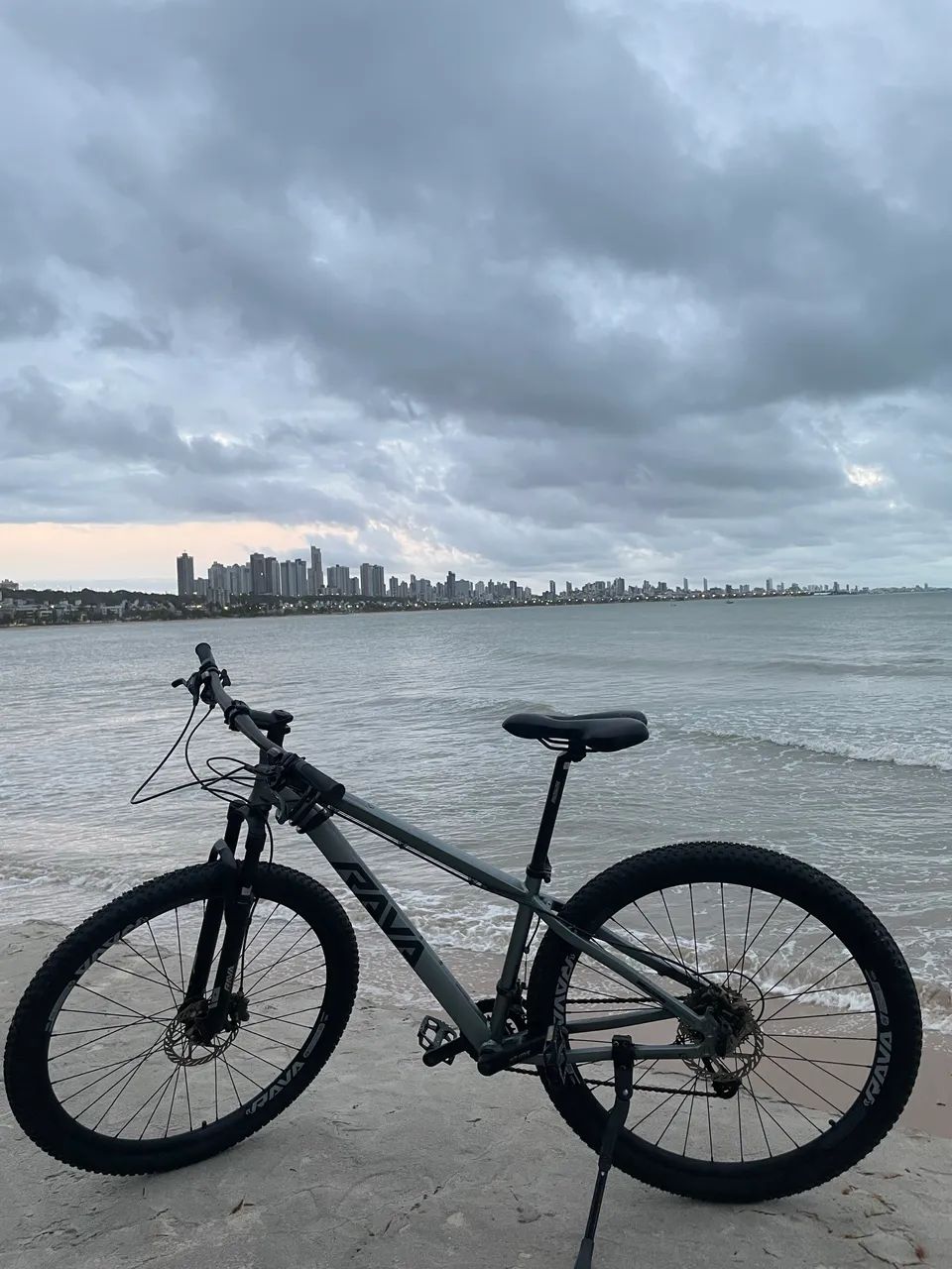 Bike RAVA pressure cinza aro 29 - Foto 4