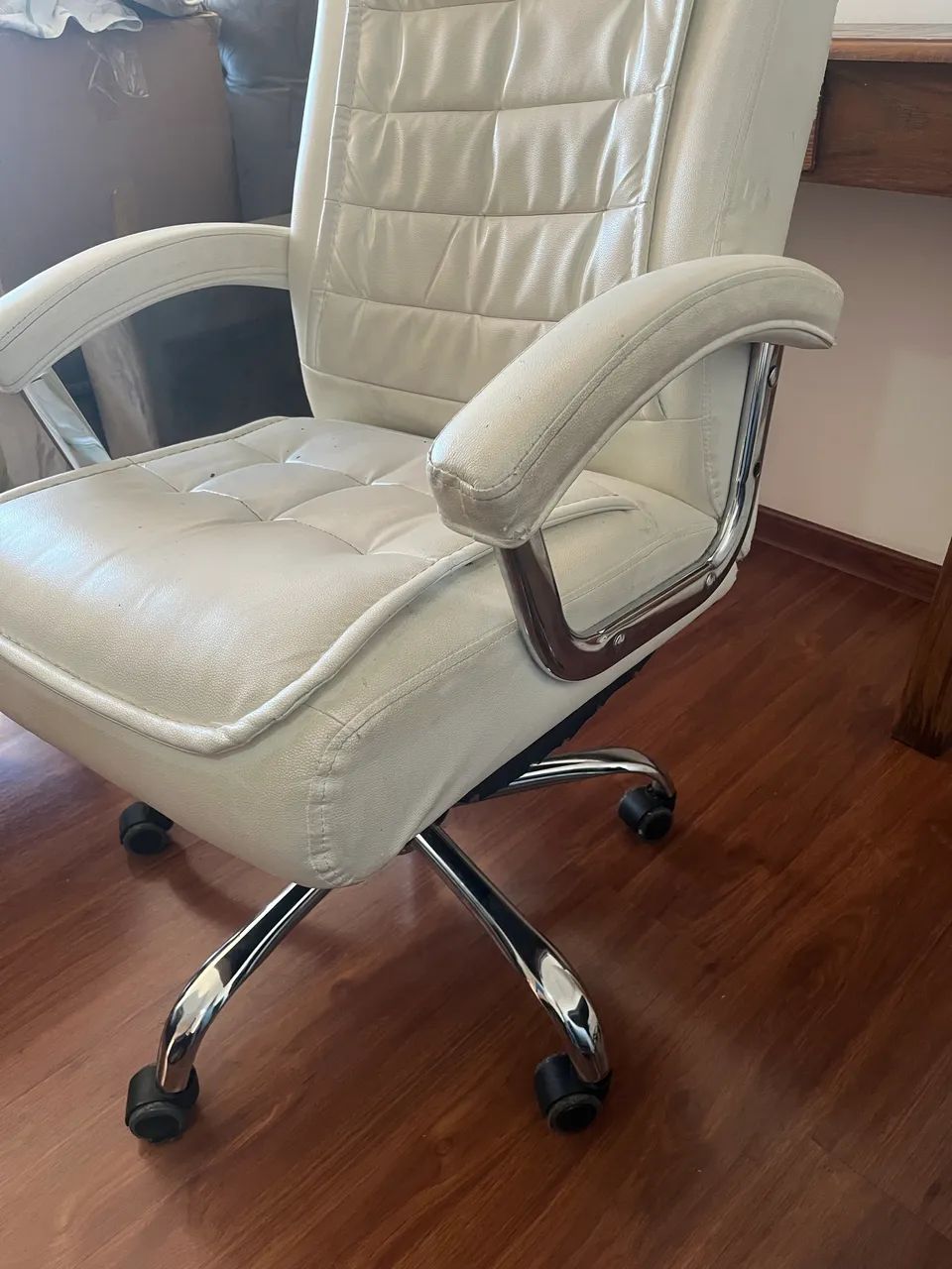 Cadeira Branca de Escritório  - Foto 2