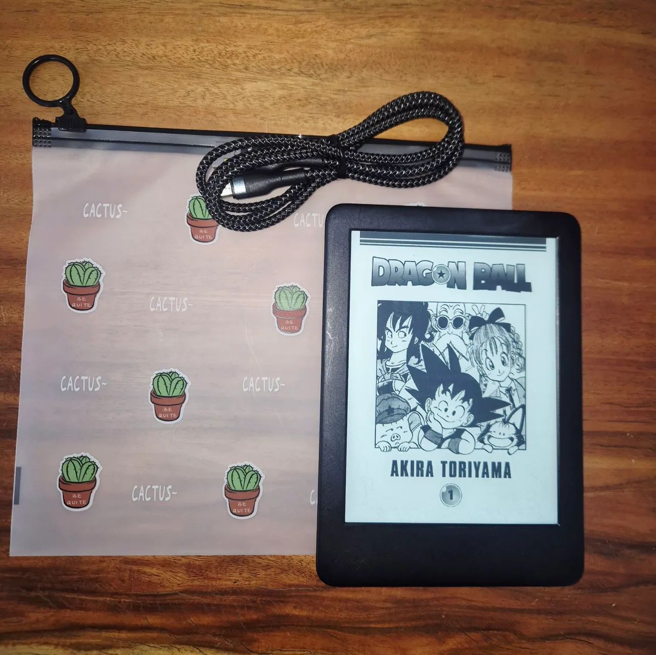 Kindle 10 Geração Funciona Perfeitamente. Tem marcas de uso e um trinco no canto da carcaç