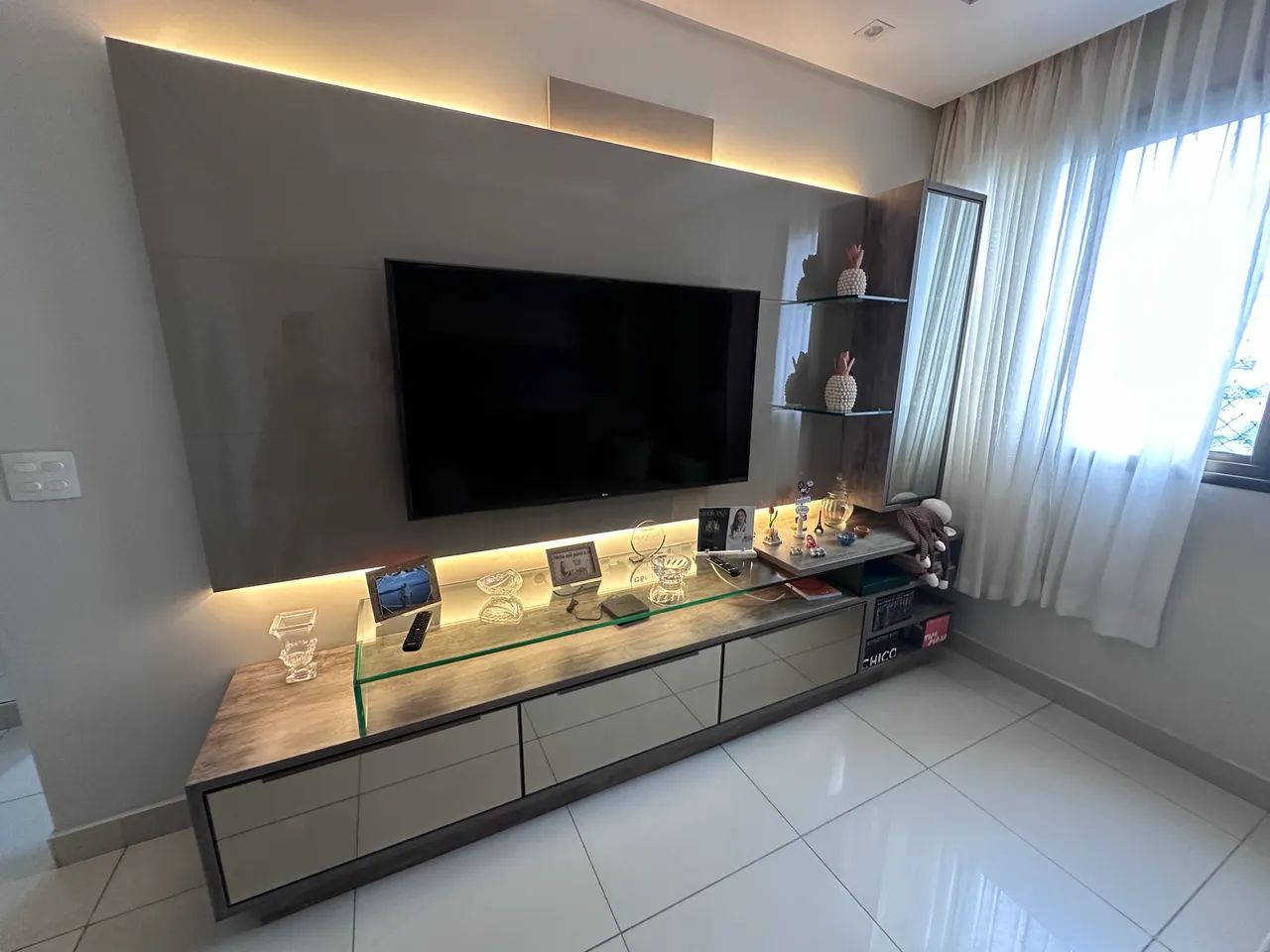 Raque planejado com painel de led