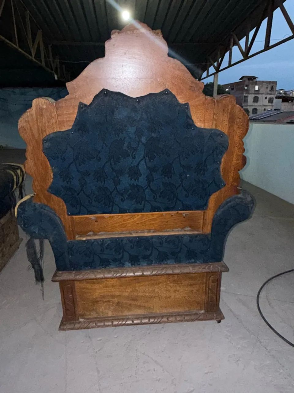 Vendo sofá antigo de madeira para reforma - Foto 3