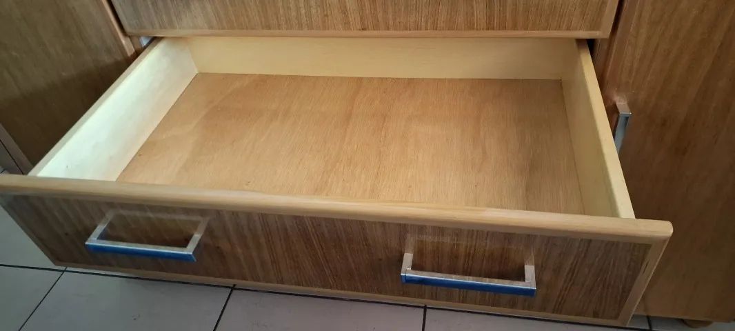 Cômoda em madeira maciça - 5 gavetas e 2 sapateiros - Foto 2