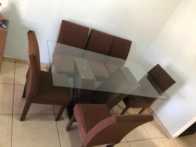 Mesa de vidro com 6 cadeiras em bom estado de conservação! - Foto 5