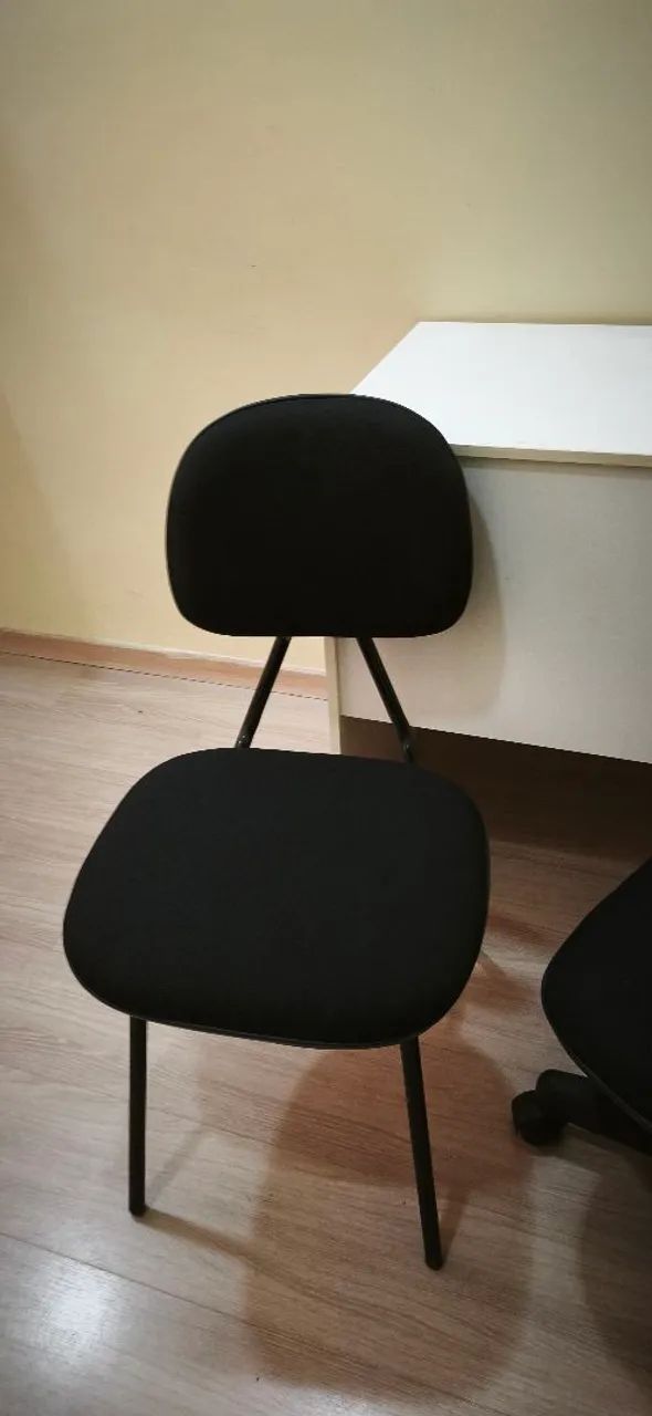 Mesa simples MDF branca e 2 cadeiras pretas em bom estado - Foto 2