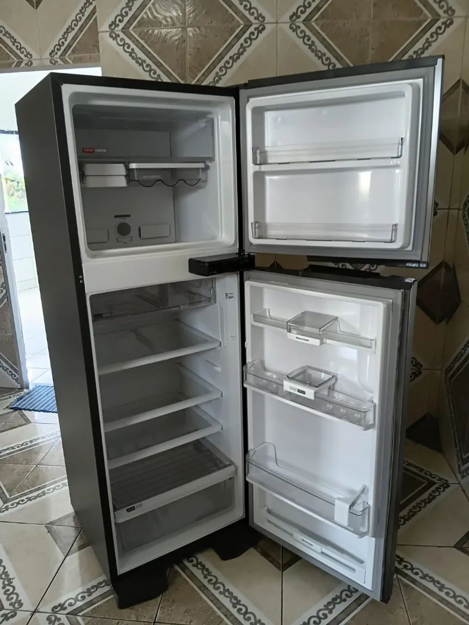 Uma geladeira  - Foto 2