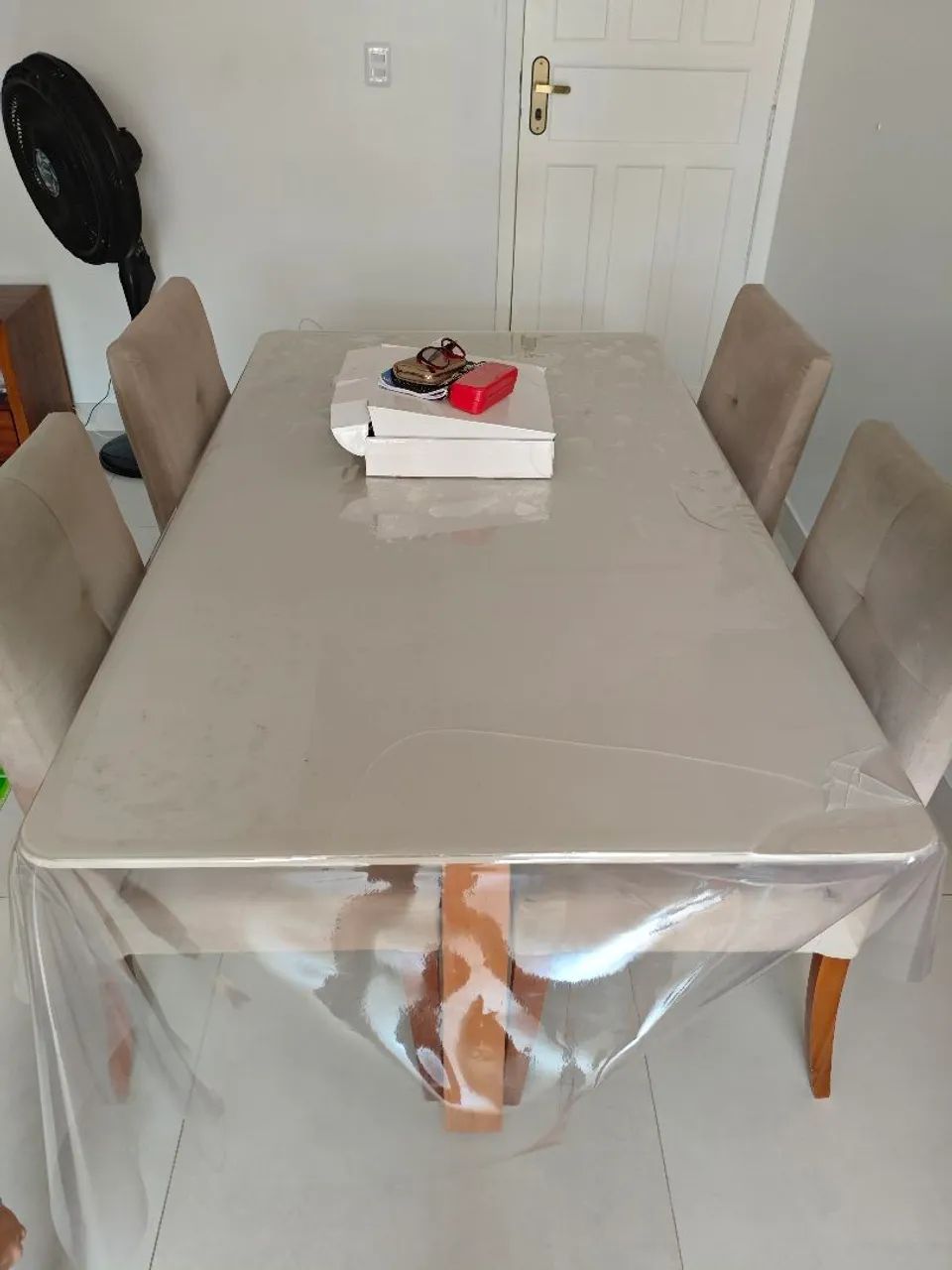 Mesa tampo em vidro com quatro cadeiras em madeira  - Foto 5